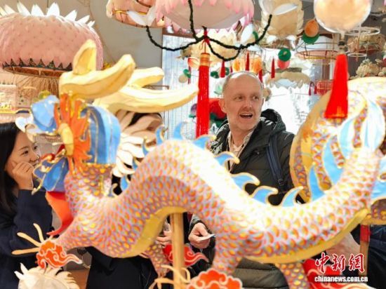 11月20日,嘉宾们探访秦淮灯彩工作室。中新社记者 徐珊珊 摄