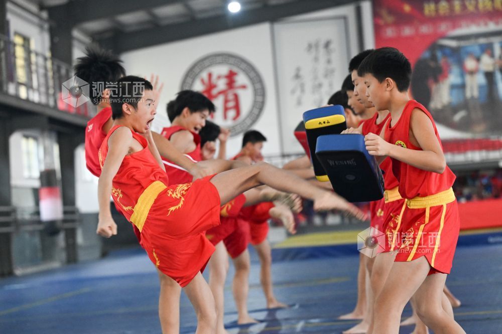 10月28日，位于乐平市临港镇鹄山脚下的景德镇市江南武术学校练武场，学生们正在练习打手靶，每个动作都精准有力。