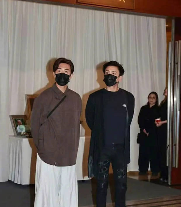 黄宗泽带黑色口罩现身。