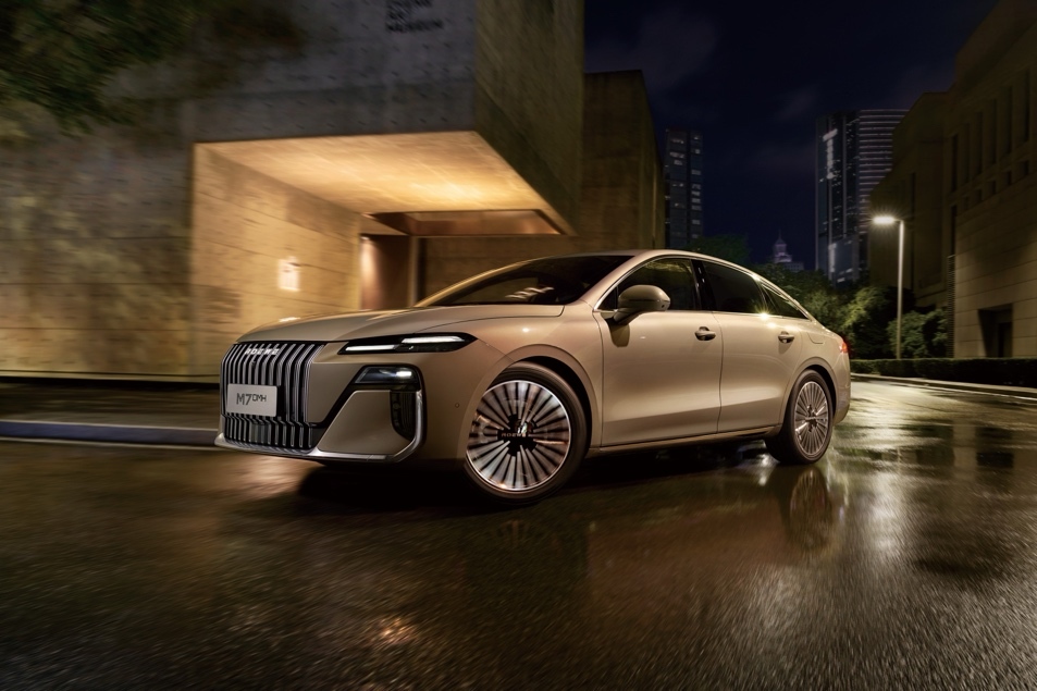 2025广州车展：订单持续火爆！荣威M7 DMH携“活人感”AI车机登陆广州车展