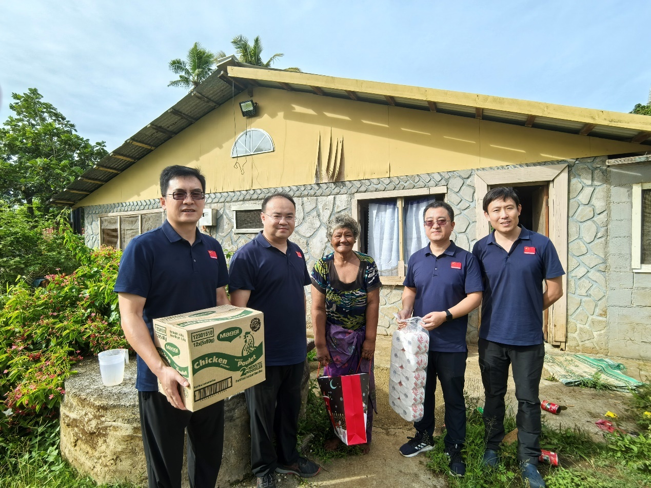 鲁庆阳（左二）带队走访慰问当地因病致贫的患者