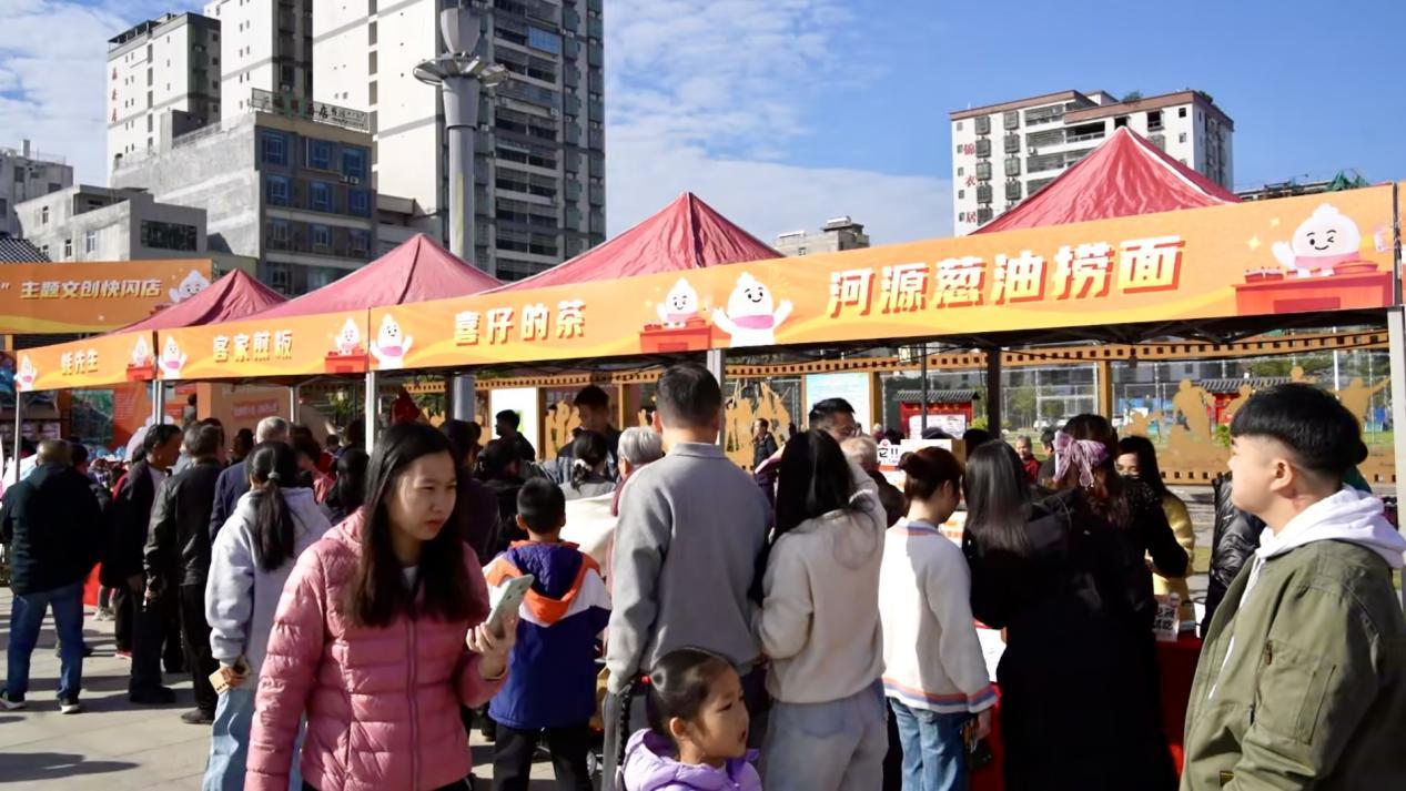 图为：美食集市。