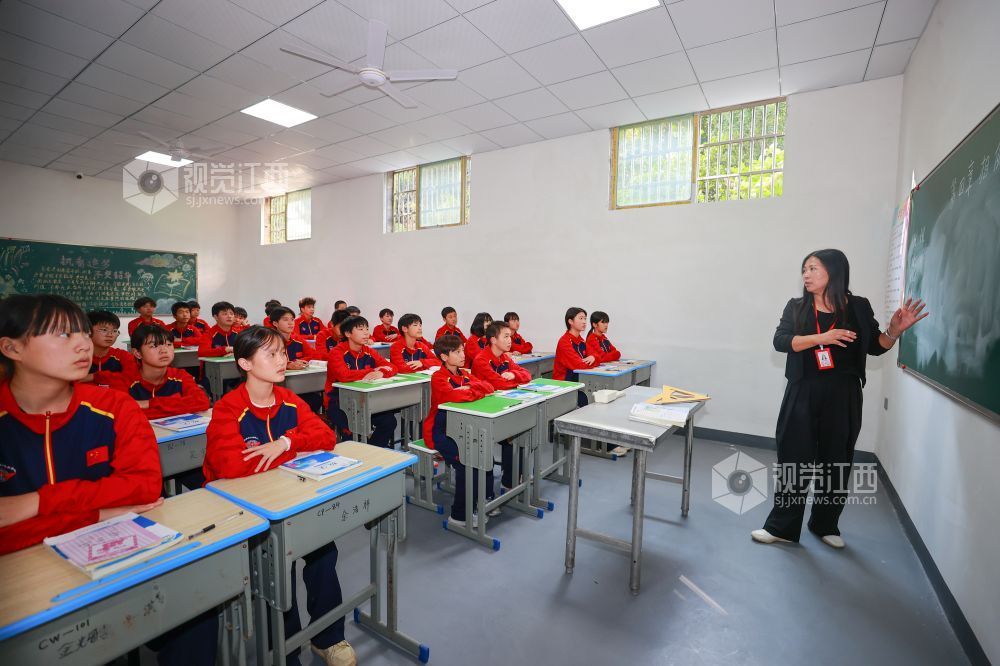 学生在进行武术训练的同时，文化课程也没有落下。