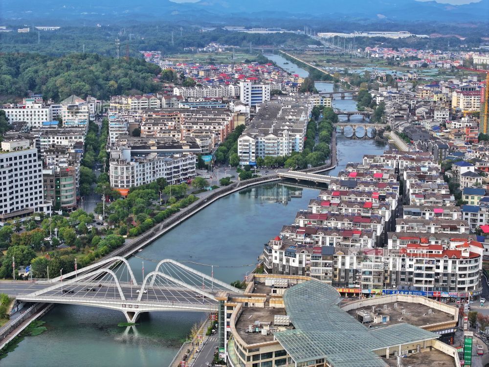 2025年11月14日,江西省萍乡市芦溪县城区,青山、楼宇、道路相互映衬,构成一幅美丽的城市风景画。