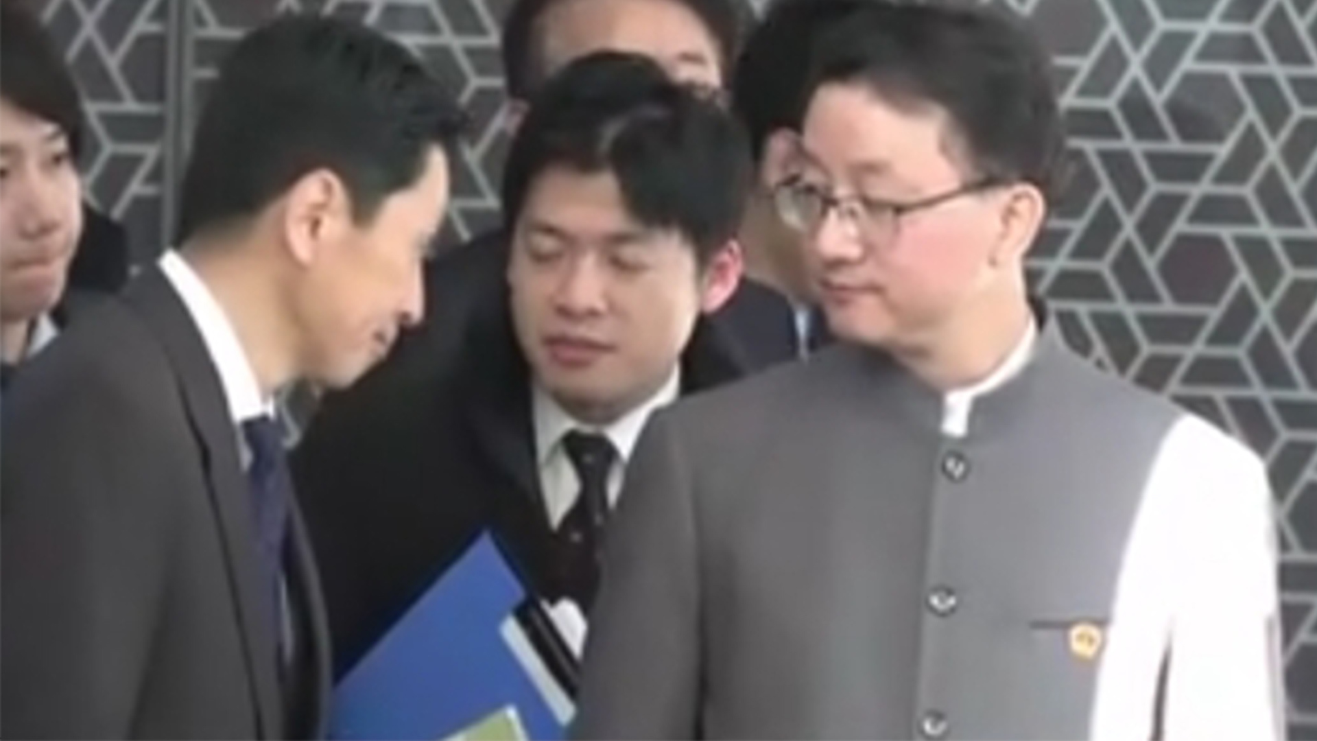 刘劲松司长穿五四青年装会见日本官员，胸前还佩戴着国徽，会谈结束被问满意吗？他回答干脆：当然不满意