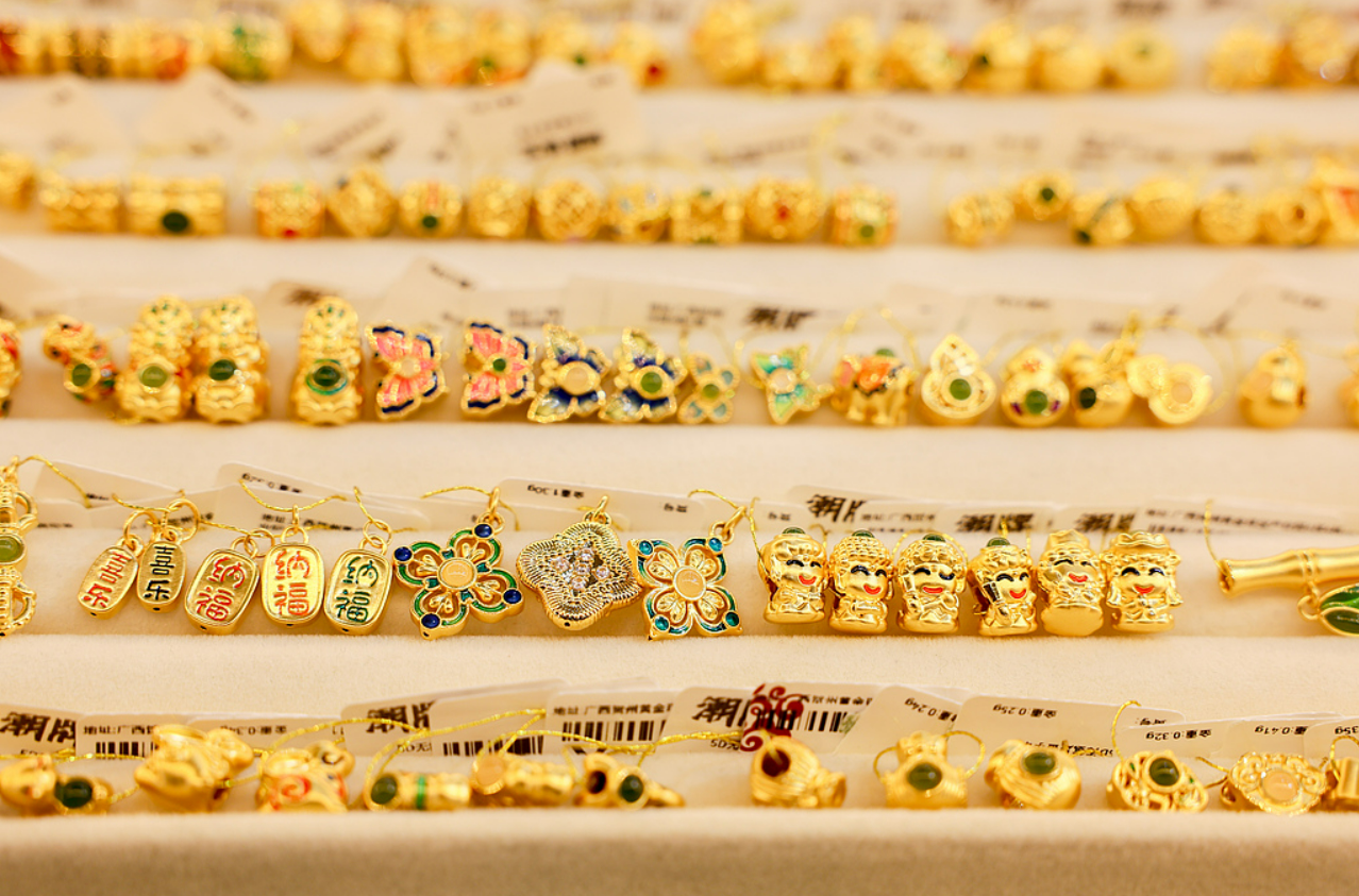 黄金将继续闪耀！高盛：全球央行仍在“爆买” 明年有望冲击4900美元