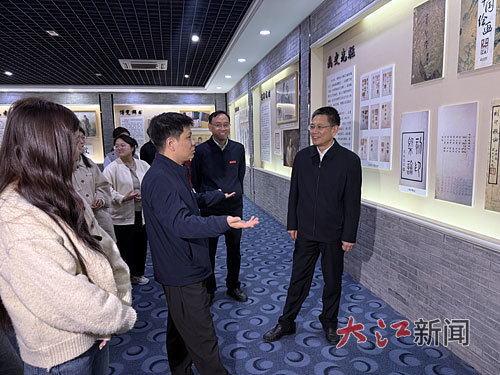 11月14日上午，在豫章师范学院宣讲结束后，李能与师生代表互动交流。本报全媒体记者李政昊摄