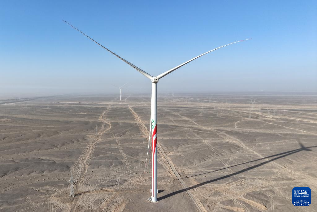 这11月19日在甘肃省酒泉市瓜州县戈壁滩上拍摄的一台风机（无人机照片）