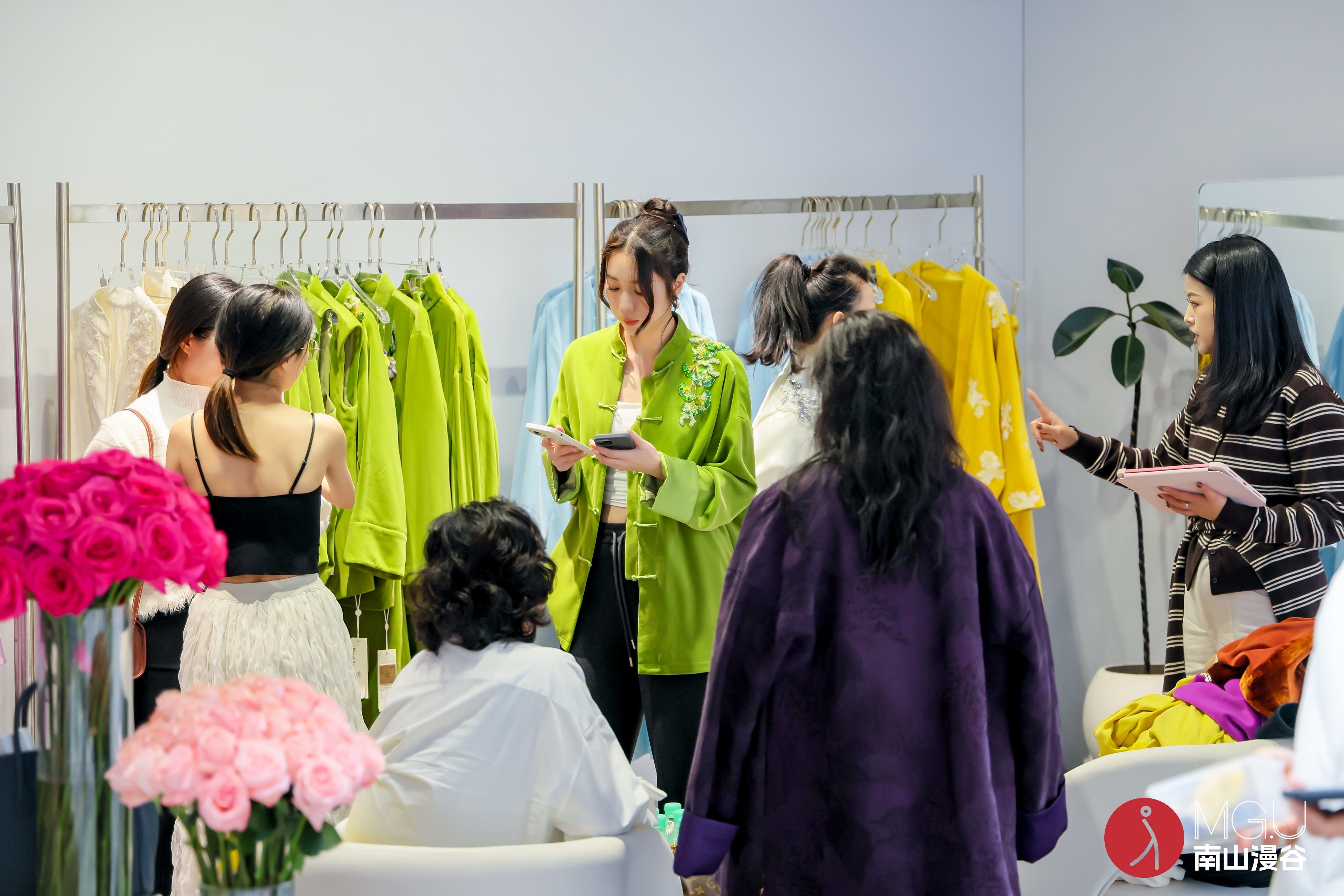 “原创设计商业化加速器”显效——漫谷·时尚总部SS2026现货会展示产业联动新高度