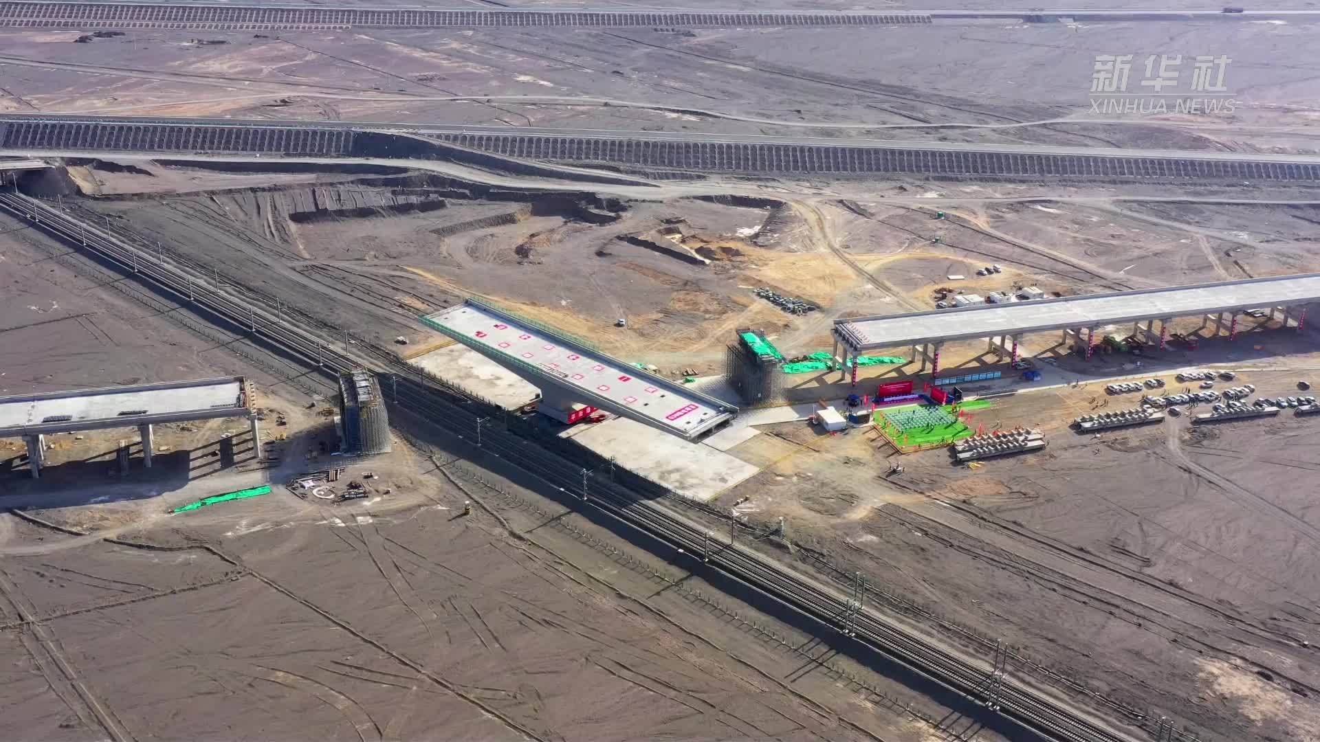 新疆高速公路上跨径最大转体桥成功转体