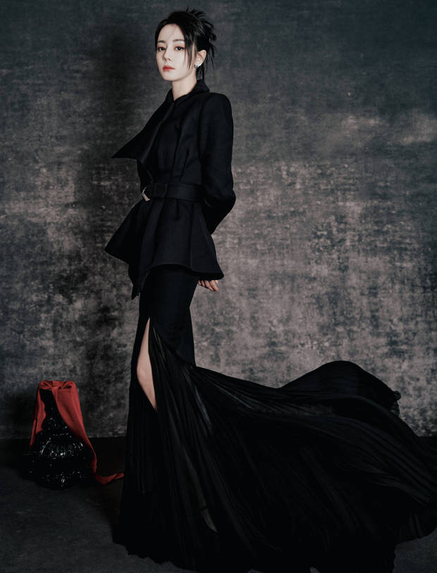 迪丽热巴秒变暗夜女王，气场强大。