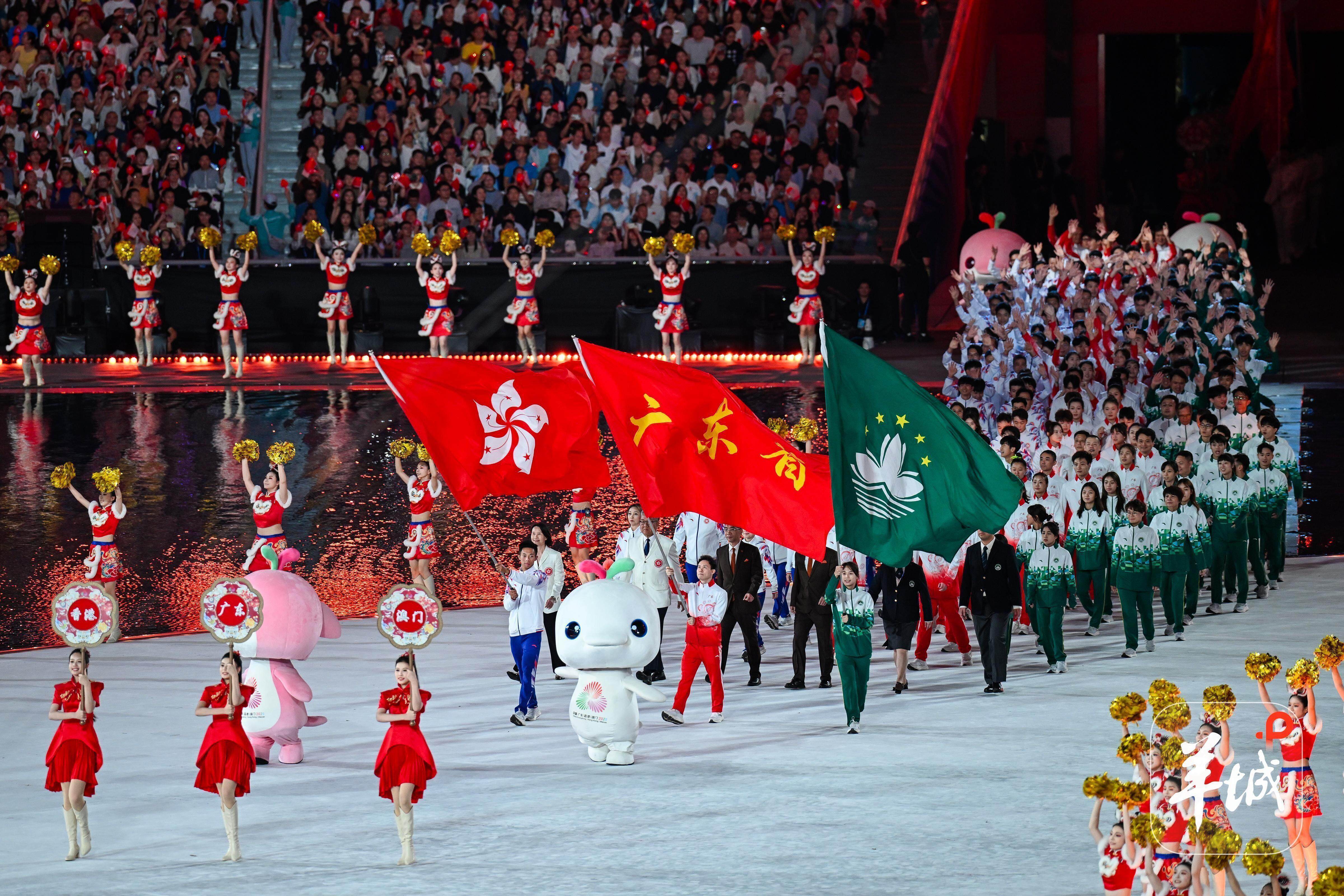 11月9日，十五运会开幕式现场，粤港澳三地运动员代表团同时入场 图/羊城晚报记者梁喻 摄