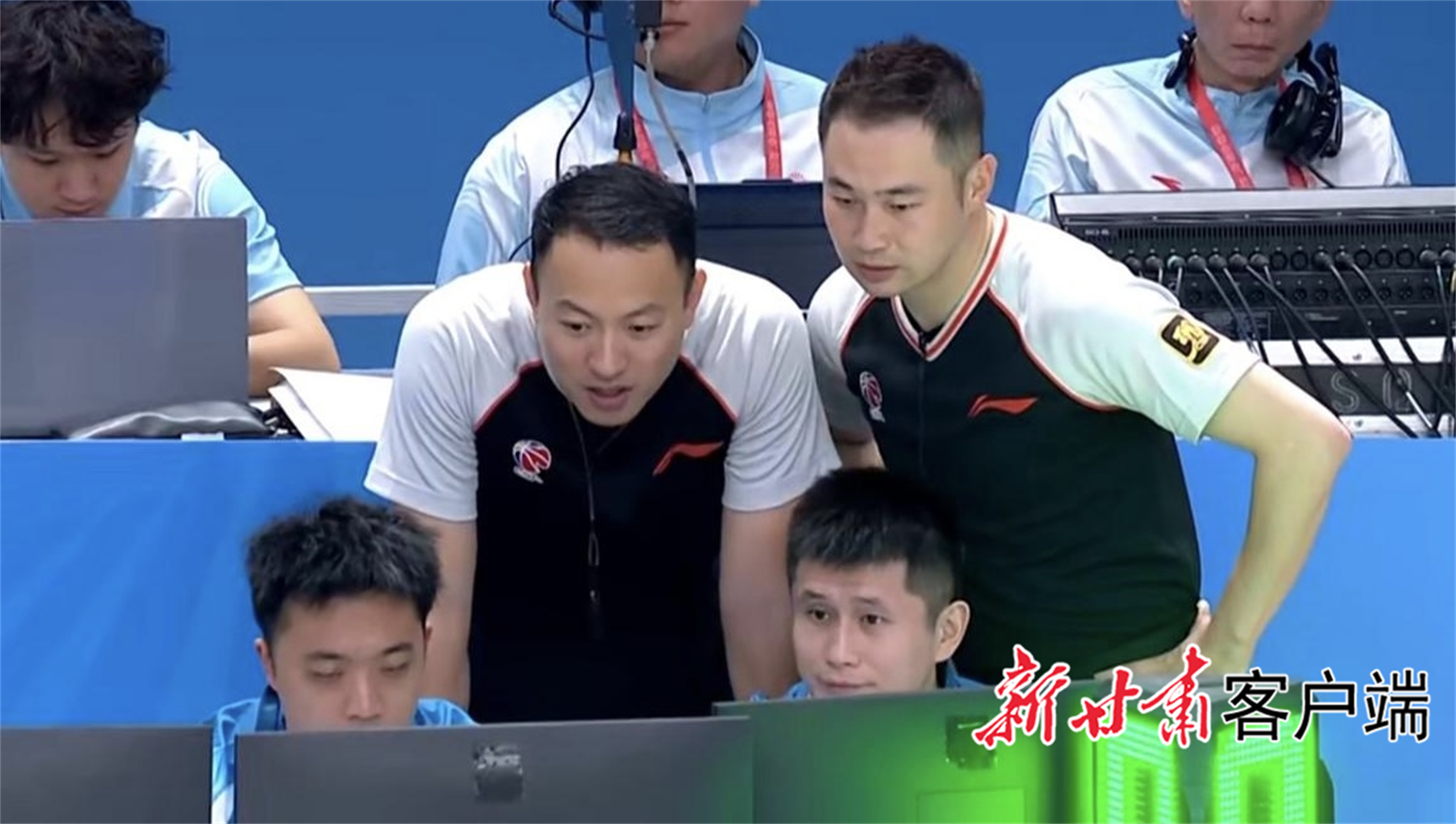 毛翔宇（黑色裁判服右一）在比赛现场　图片由受访者提供