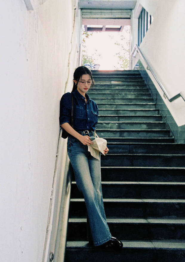 搜狐娱乐讯 11月20日,王楚然在社交平台分享一组私照,照片里的她穿蓝色衬衫搭配牛仔裤,扎着高马尾,气质清冷,完全高智感!