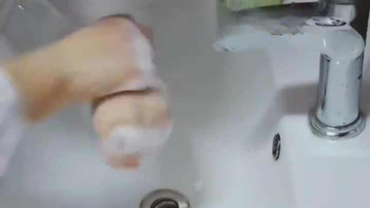 12岁女孩打碎玻璃杯后出门必戴手套，书桌要用酒精擦半小时，医生：系儿童强迫症