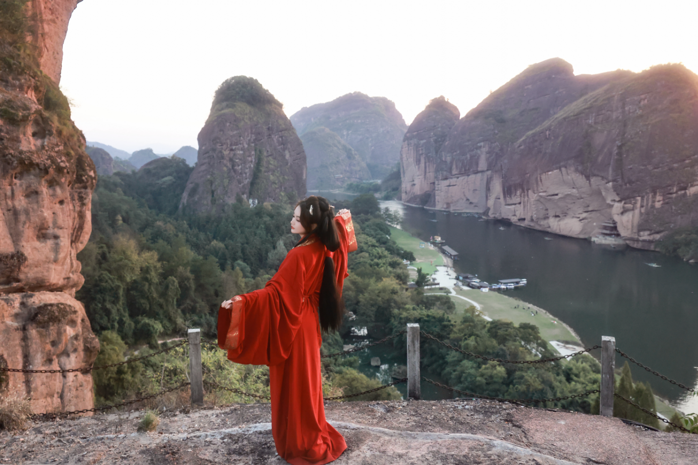 赴一场仙境之约!龙虎山迎仙台成“红衣白马”打卡地