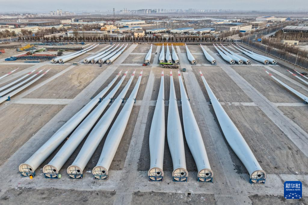 11月20日，在甘肃省酒泉经济技术开发区一家风电装备生产企业拍摄的风机叶片成品（无人机照片）。