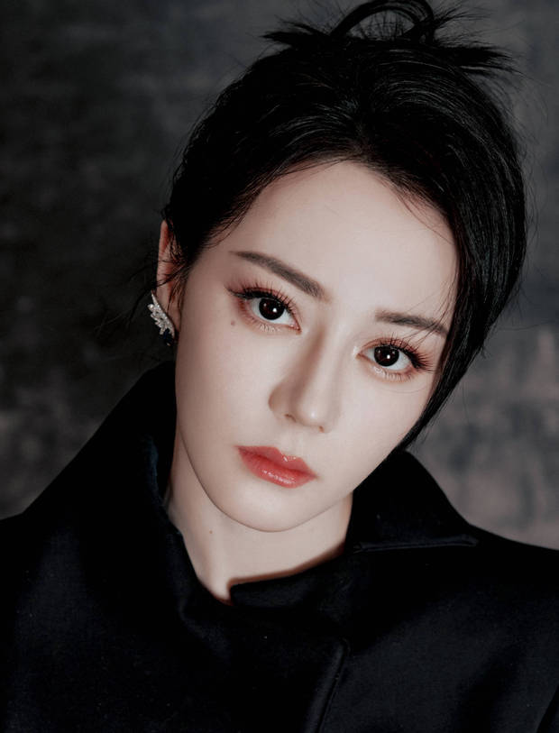 迪丽热巴的五官明媚漂亮，美貌养眼。