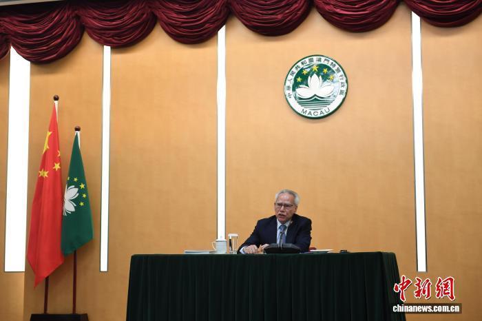 11月18日，澳門特區行政長官岑浩輝在特區政府總部出席新聞發佈會，介紹2026年施政報告相關情況並回答十五運會相關問題。　中新社記者 鄭嘉偉 攝