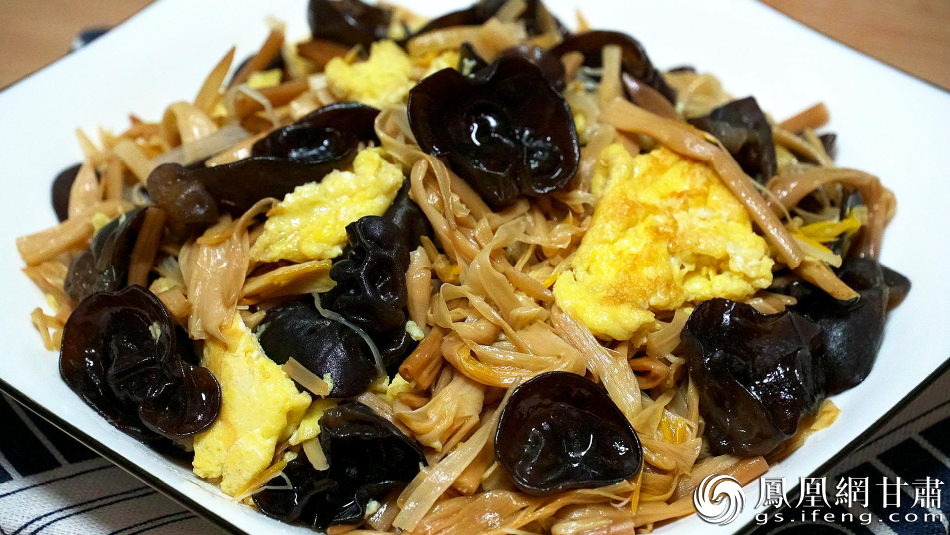 鸡蛋木耳炒黄花菜口感爽滑柔嫩，味道清香鲜美。图源自网络