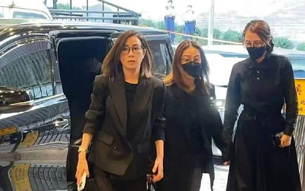 佘诗曼打扮低调到场。