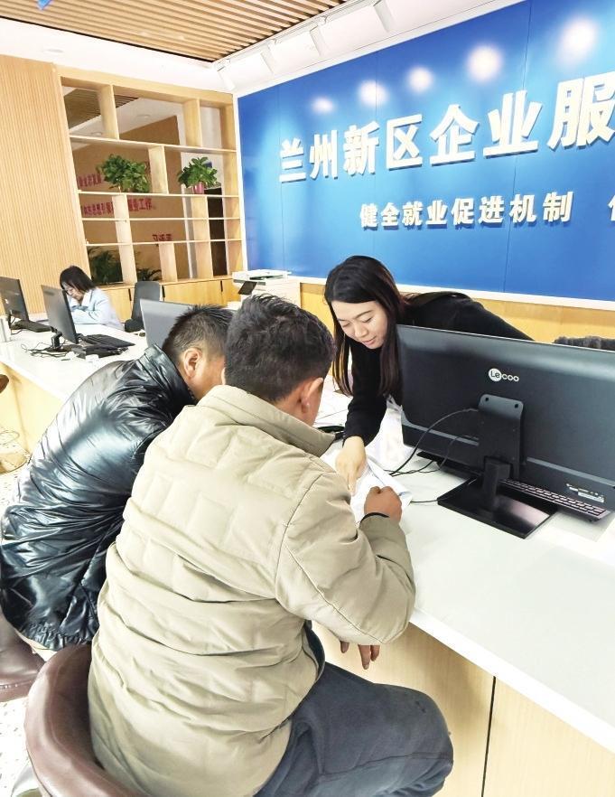 新区企业服务中心工作人员为求职者答疑解惑　兰州新区报记者　祁瑞龙　摄