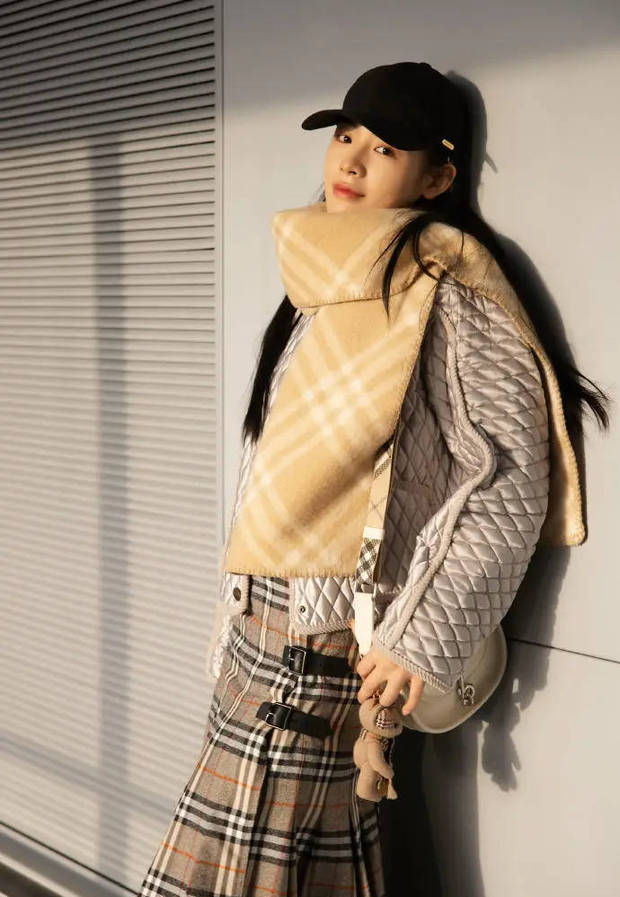 陈丽君菱格夹克配格纹半裙。