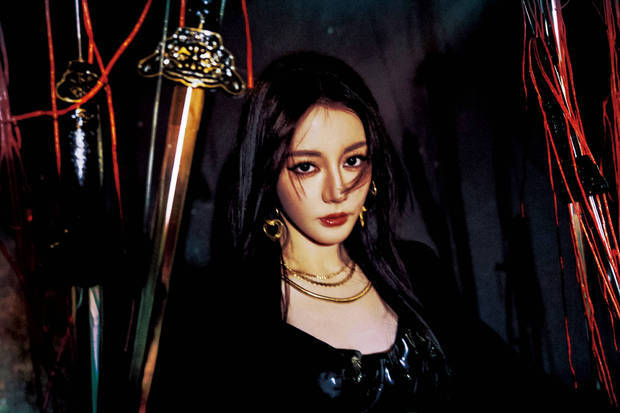 搜狐娱乐讯 25日，迪丽热巴一组写真大片释出，她化身暗夜嗜血女战士，一身全黑Look冷酷霸气，危险又迷人！