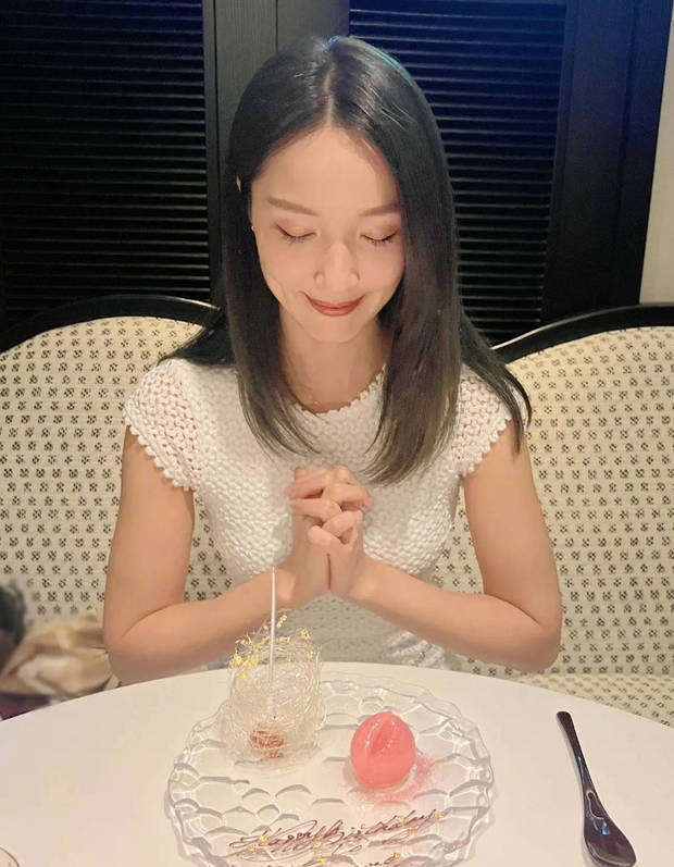 李亚男对着蛋糕许愿。