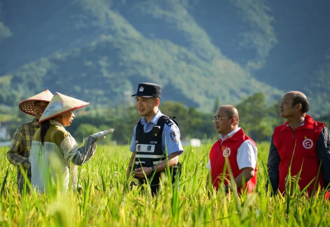 王磊和张桥（中）一起巡逻。