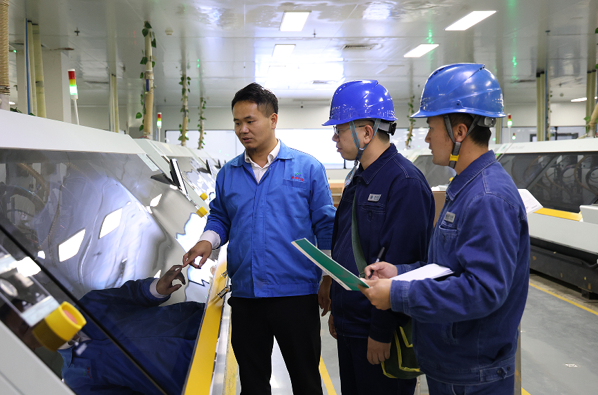 11月12日,国网龙南市供电公司员工到鼎泰电子科技有限公司了解用电需求。