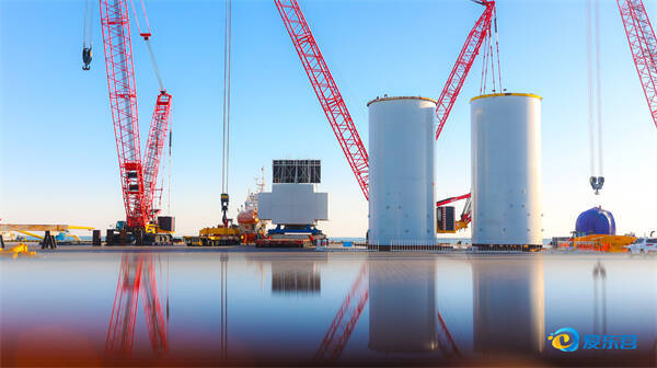 11月25日，在东营经济技术开发区广利港区大部件运输专用码头，大型履带式起重机正精准协同，将风电主机及塔筒吊装上船后运往各个海上风电项目建设现场。记者 王敏 通讯员 苏志浩