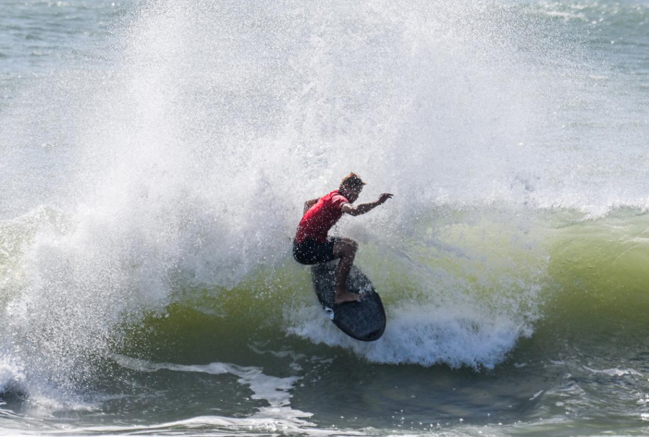 2025年海南省冲浪锦标赛在万宁日月湾激情开赛