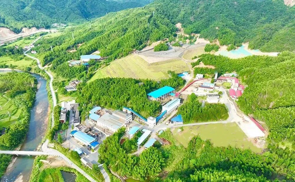 掩映在绿水青山中的江西银海矿业有限公司