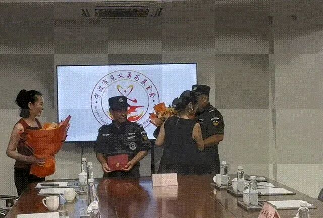 企业代表将鲜花及“平安四明卡”送给英雄。