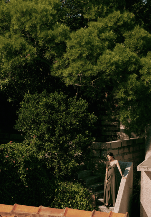 贾静雯隐于绿色中,生命力拉满。