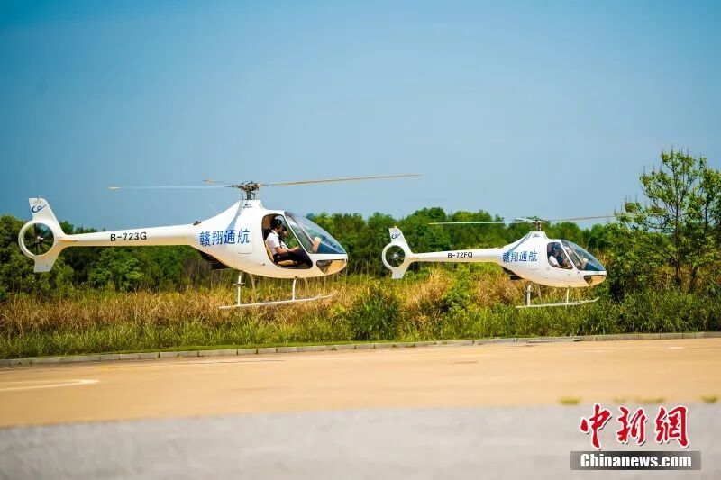 游客乘坐直升机观光游览。蔡翀 摄