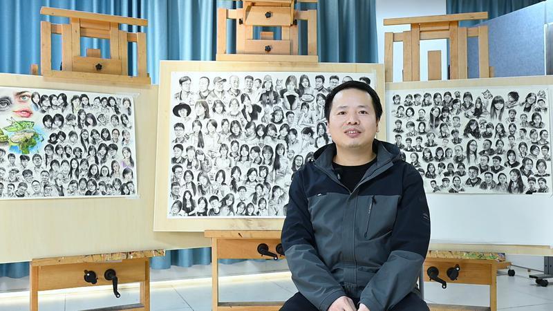雷艳平和他完成的肖像素描作品