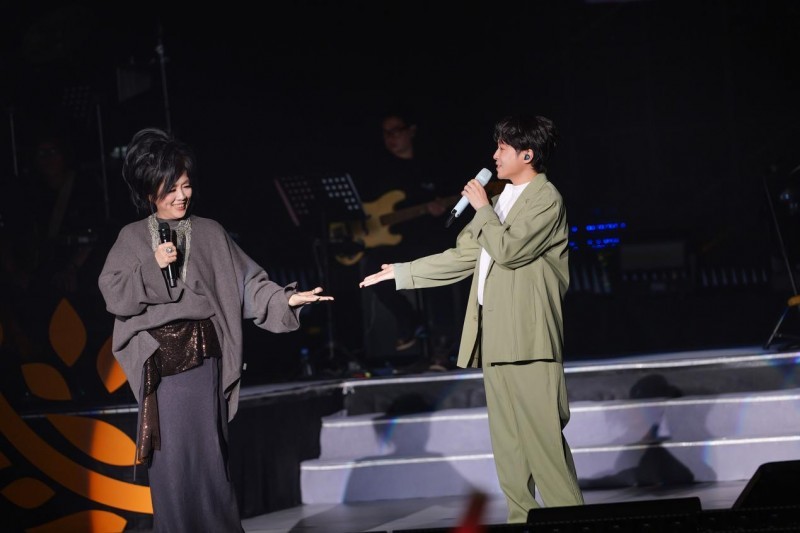 齐豫“风采依旧·在”北京演唱会真挚开演,绝美天籁吟唱艺术盛宴(图3) 齐豫“风采依旧·在”北京演唱会真挚开演,绝美天籁吟唱艺术盛宴(图3)