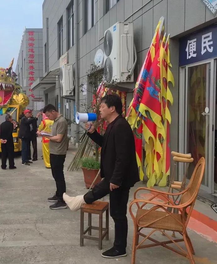 跳河救人受伤的周小川，提着喇叭又上岗了。