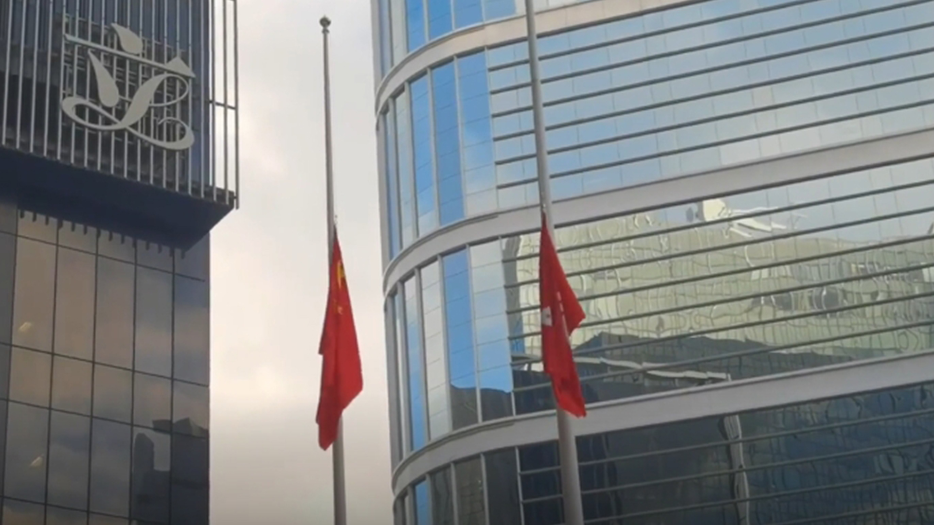 香港连续三天下半旗志哀，香港特区政府为大埔火灾遇难者默哀3分钟