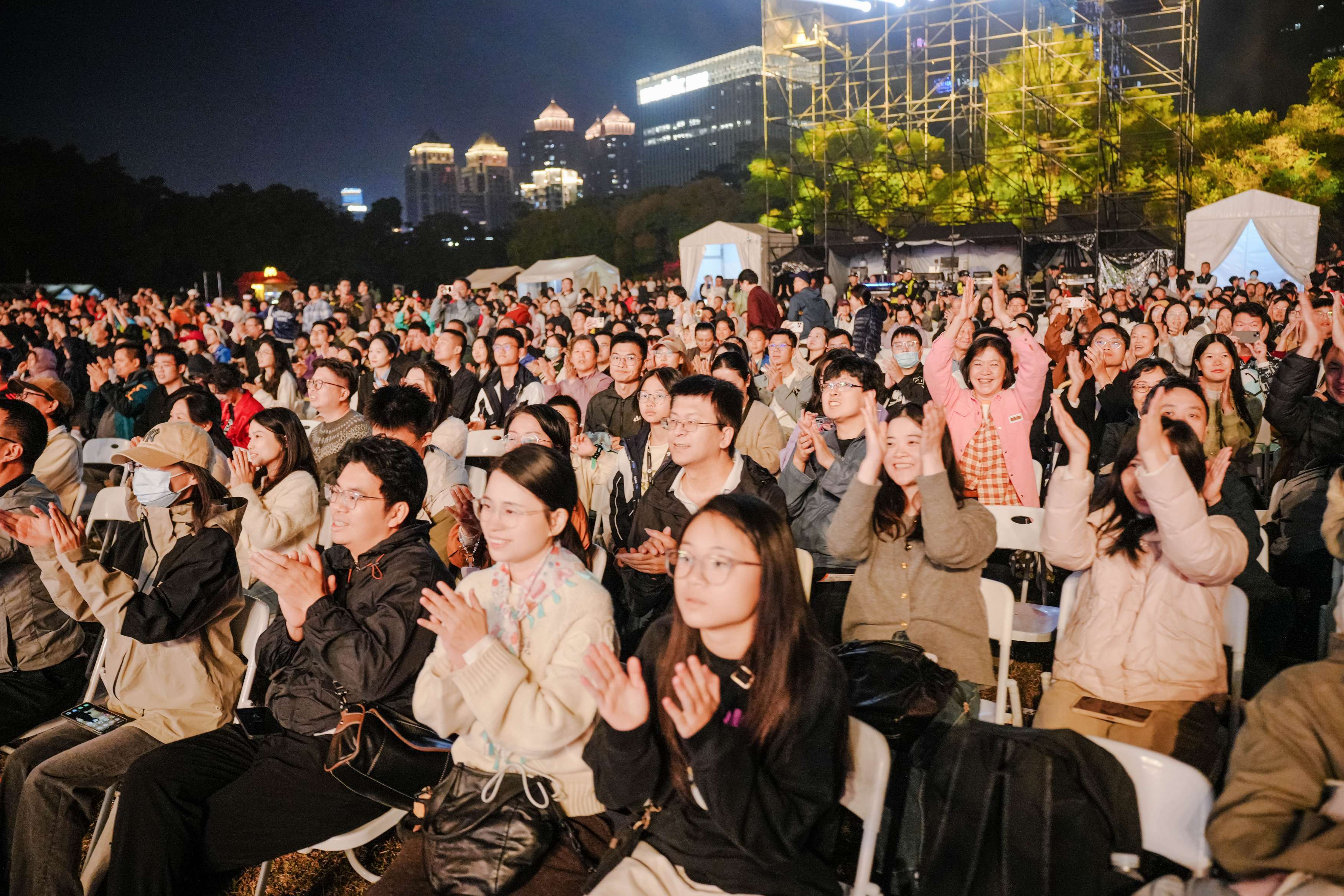 2025莲花山音乐节首日吸引上万市民现场参与，约250万市民线上同步观看