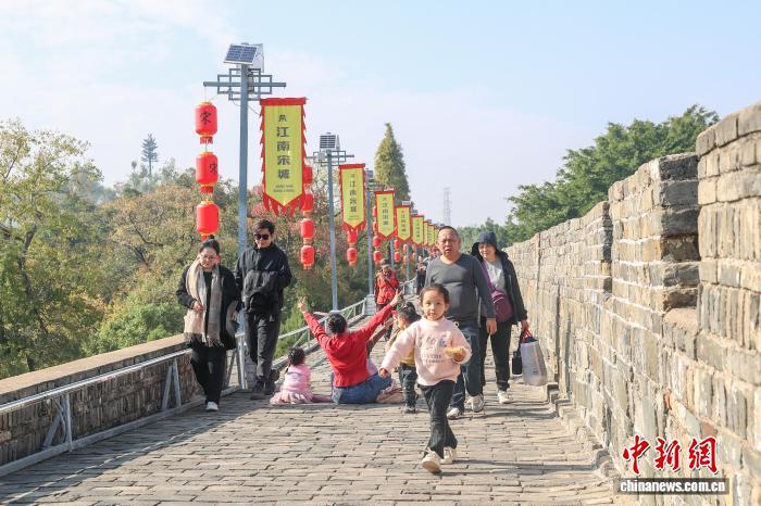 11月23日，江西赣州，民众在宋代古城墙上散步。中新社记者 刘力鑫 摄