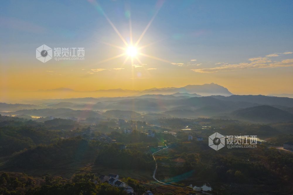 2025年11月24日,航拍江西省上饶市铅山县城乡晨雾如纱,轻柔地缠绕着城市楼宇与乡村民居,城市建筑与错落的村落相映成趣。