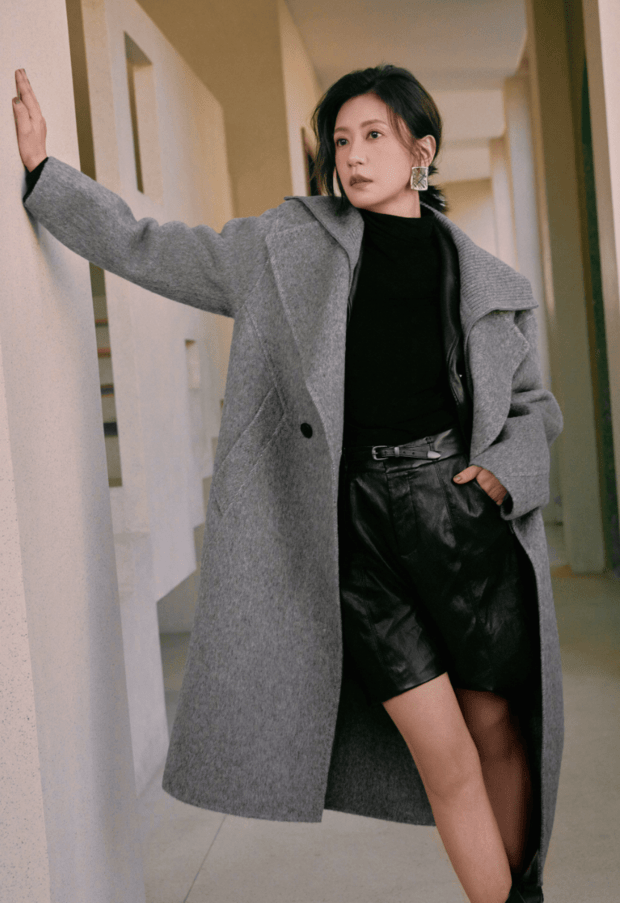 贾静雯灰西装搭黑内搭,简约大气。