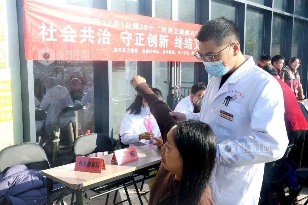 图为南丁格尔志愿服务队中医院分队的志愿者在为社区居民义诊。