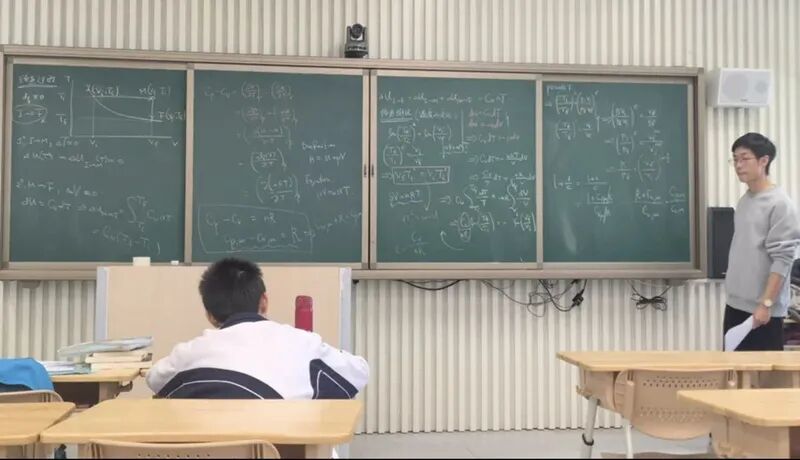 周飞帆在上天文课