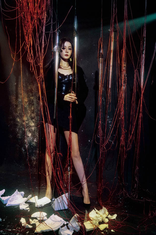 迪丽热巴身材高挑，一双修长美腿吸睛。