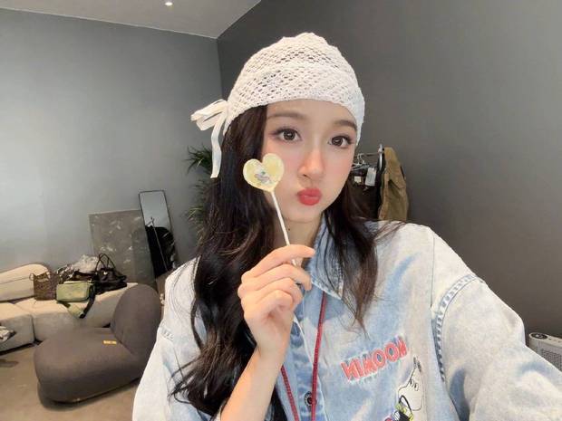 关晓彤又萌又可爱。