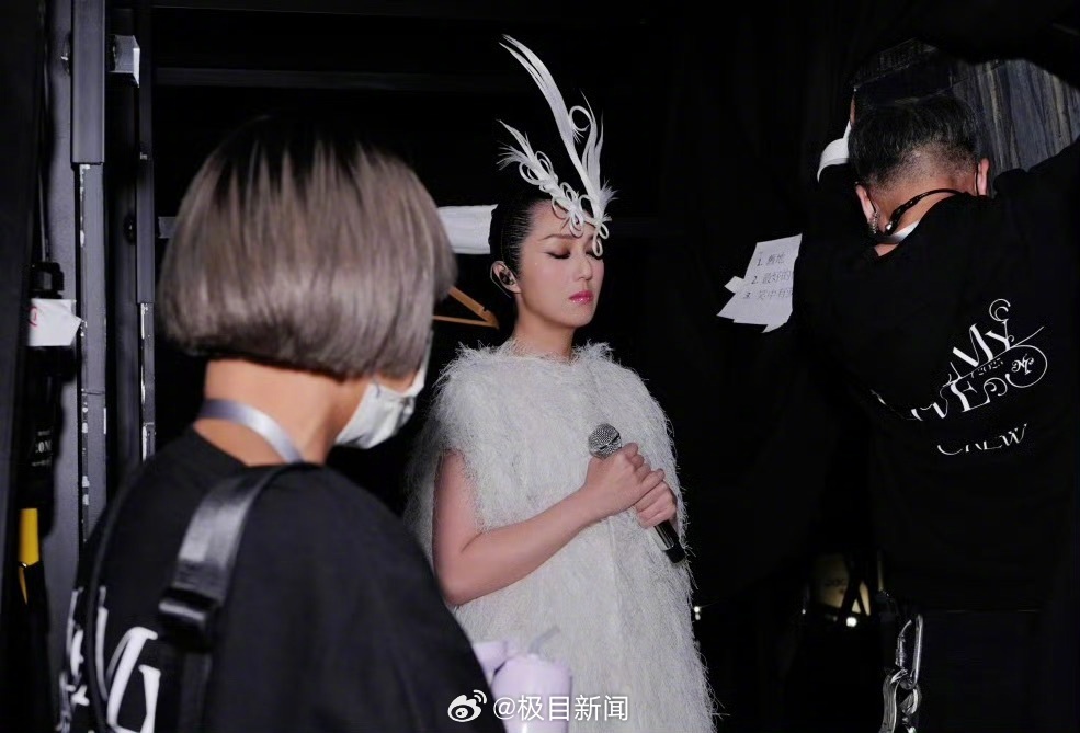 杨千嬅演唱会全场为火灾事故受难者默哀一分钟